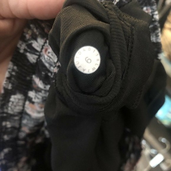 Lululemon Hottie Hot Shorts - Picture 5 of 5